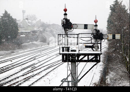 Des pistes couvertes de neige sur les lignes de chemin de fer en gare de Newport, dans le sud du Pays de Galles. 09/02/2007 Banque D'Images