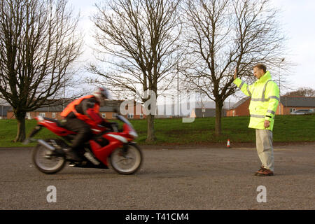 L'enseignement de l'instructeur moto (CBT) Formation de base obligatoire 11/12/2004 Banque D'Images