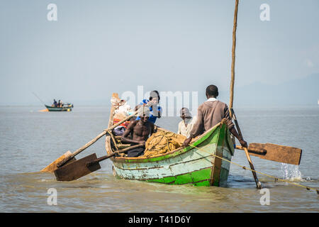 Près de Kisumu, Kenya - 8 mars 2019 - les pêcheurs sur le lac Victoria Banque D'Images