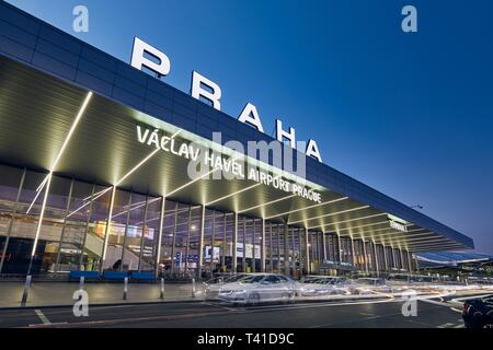 Prague, République tchèque - Le 22 mars 2019 : les voitures de taxi en face de bulding le Terminal 1 de l'aéroport de Prague Vaclav Havel le 22 mars 2019. Banque D'Images