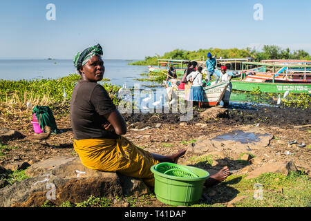 Dunga, village de pêcheurs près de Kisumu, Kenya - 8 mars 2019 - Les femmes sur une plage à attendre le retour de pêcheurs du lac Victoria avec la prise. Banque D'Images