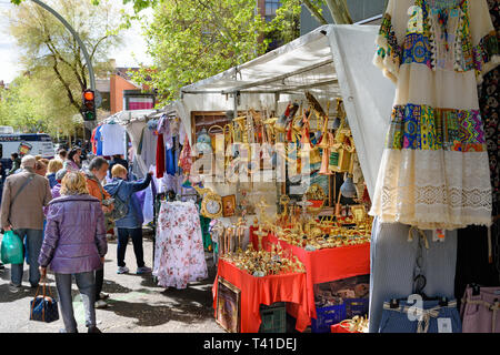 Madrid, Espagne. Apr 7, 2019. El Rastro de Madrid. Un cor et trompette stand au marché aux puces Banque D'Images