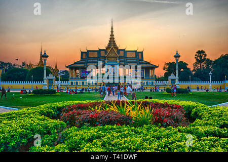 Cambodge - Phnom Penh - Palais royal vu du parc et à l'arrière-plan Wat Ounalom Banque D'Images
