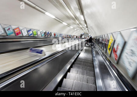 Londres, UK - Oct 2, 2015 : London Underground tube escalators motion view. Banque D'Images