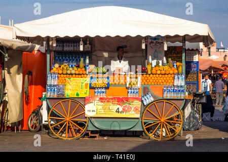 Marrakech, Maroc - 29 Apr 2016 : stand d'aliments frais sur la place DJemaa-el-Fna de Marrakech. Banque D'Images