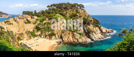 Vue sur la plage de la ville historique de Tossa de Mar, sur la Costa Brava, Espagne Banque D'Images