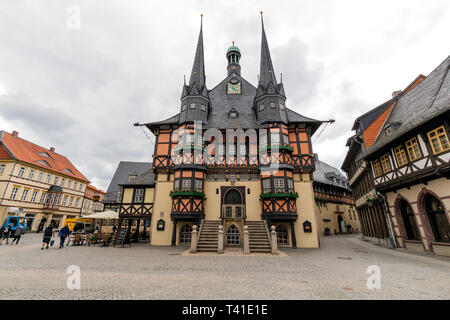 WERNIGRODE, ALLEMAGNE - Apr 26, 2018 : Hôtel de ville historique et htimber pans de bois dans le centre de ville de Wernigerode en Saxe-Anhalt, Allemagne Banque D'Images