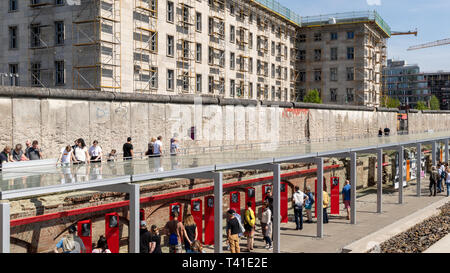 BERLIN - 28 avril 2018 : passé une partie du mur de Berlin à la topographie de la terreur Centre de documentation. Banque D'Images