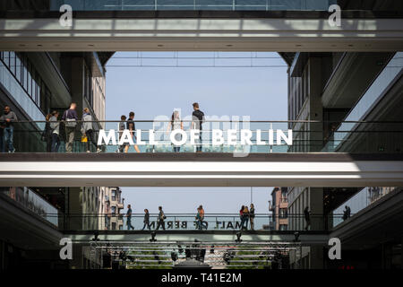 BERLIN, ALLEMAGNE - 28 avril 2018 : vue de l'intérieur du nouveau centre commercial de Berlin shopping centre à Leipziger Platz. Le centre commercial dispose de différents commerces Banque D'Images