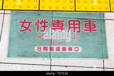 Inscrivez-vous sur la plate-forme pour les femmes uniquement de voitures de métro sur le métro de Tokyo, Tokyo, Japon Banque D'Images