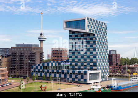 ROTTERDAM, Pays-Bas - Vue du bâtiment de SC sur Lloydstraat street dans le quartier de Delfshaven de Rotterdam. Dans l'arrière-plan est l'Euromast et Erasmus Banque D'Images