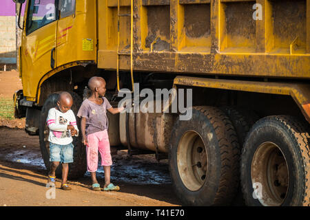 Près de Kisumu, Kenya - 8 mars, 2019 - les enfants de marcher sur le bord de la route Banque D'Images