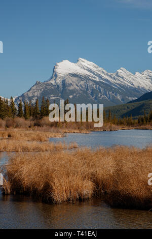 Les lacs Vermilion et le mont Rundle à Banff, Alberta, Canada Banque D'Images