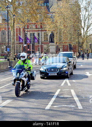 Londres, Angleterre, Royaume-Uni. Le premier ministre, les voitures et les précurseurs de motos en passant par la place du Parlement Banque D'Images