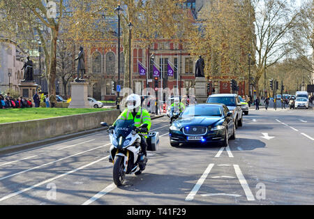 Londres, Angleterre, Royaume-Uni. Le premier ministre, les voitures et les précurseurs de motos en passant par la place du Parlement Banque D'Images