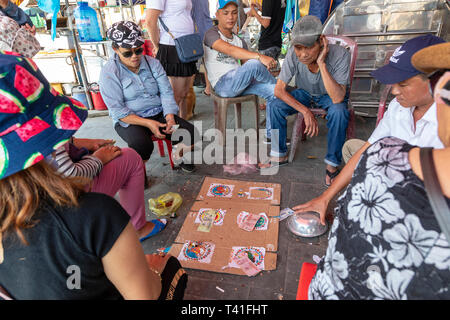 Street tripot jouaient aux dés et paris sur une carte faite maison, dans des ruelles, vieux quartier, Hoi An, Quang Nam, Vietnam, Asie Provence Banque D'Images