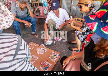 Street tripot jouaient aux dés et paris sur une carte faite maison, dans des ruelles, vieux quartier, Hoi An, Quang Nam, Vietnam, Asie Provence Banque D'Images