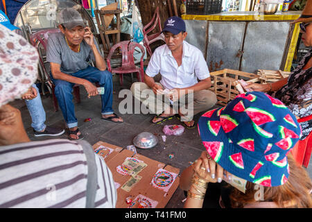 Street tripot jouaient aux dés et paris sur une carte faite maison, dans des ruelles, vieux quartier, Hoi An, Quang Nam, Vietnam, Asie Provence Banque D'Images