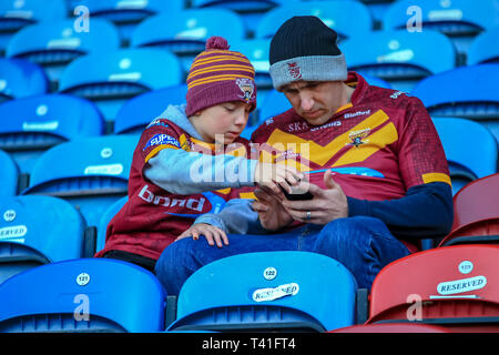 11 AVRIL 2019 , John Smiths Stadium, Huddersfield, Angleterre ; Betfred Super League, Round 10, Huddersfield Giants vs Castleford Tigers ; Lad et son père au début de la game credit Craig Milner/News Images Banque D'Images