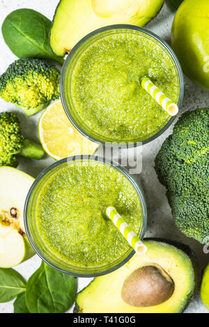 Smoothie vert à partir de fruits et légumes sur blanc. Banque D'Images