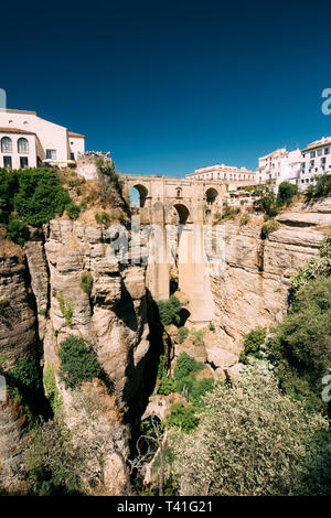 Ronda, Province de Malaga, Espagne. Puente Nuevo (Pont Neuf) est plus récente et la plus grande des trois ponts qui enjambent les 120 mètres (390 pi) de profondeur gouffre que ca Banque D'Images