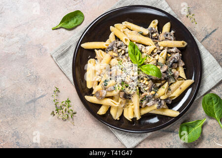 Pâtes aux champignons et épinards. Banque D'Images