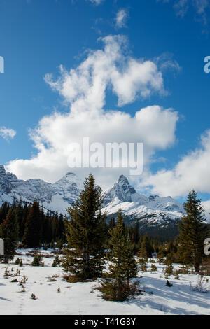 Hilda Peak et Mont Athabasca vu de l'aire de stationnement le long de la promenade des Glaciers en Alberta, Canada Banque D'Images