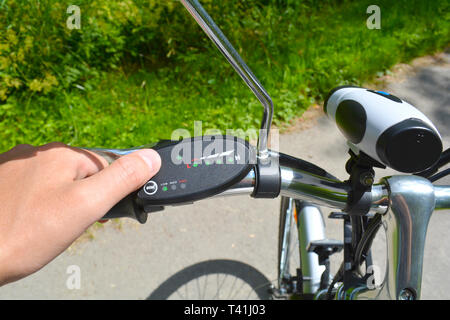 L'activation de vélo électrique, E-bike ou vélo. En appuyant sur un bouton du conseil ou contrôleur pour choisir la vitesse et le niveau de puissance. Non filtrée, avec natura Banque D'Images