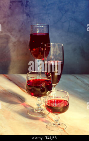 Carte de vins. Deux gobelets avec red whine. Banque D'Images