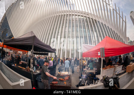 Les touristes et les travailleurs dans le centre-ville de Manhattan se rendent dans la dernière version de la populaire Smorgasburg, situé à l'extérieur de l'Oculus, le jour d'ouverture le vendredi 12 août 2019. Le marché dispose d'aliments préparés et artisanale par de petits entrepreneurs. Après une journée d'essai l'an dernier, l'alimentation populaire cour sera ouvert tous les vendredis pour nourrir les affamés masses dans la partie basse de Manhattan jusqu'au moins d'octobre. (Â© Richard B. Levine) Banque D'Images