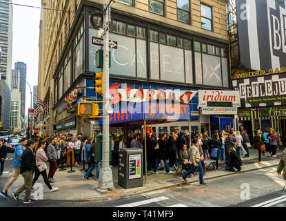 Les touristes jusqu'à la ligne entre Ellen's Stardust Diner le Dimanche, Avril 7, 2019. Le Times Square jouit d'waitpersons chant attraction pour amuser diners.(Â© Richard B. Levine) Banque D'Images