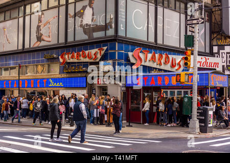 Les touristes jusqu'à la ligne entre Ellen's Stardust Diner le Dimanche, Avril 7, 2019. Le Times Square jouit d'waitpersons chant attraction pour amuser diners.(Â© Richard B. Levine) Banque D'Images