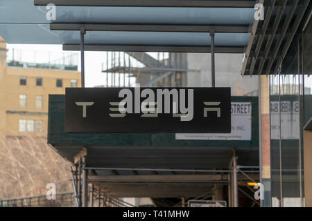 Le Tesla Motors showroom dans le Meatpacking district de New York, le jeudi 4 avril 2019. Un juge américain a donné à Tesla Elon Musk et le chef de la SEC de deux semaines pour régler leurs différends liés à un tweet de Musk de Tesla sur les prévisions de la production. (© Richard B. Levine) Banque D'Images