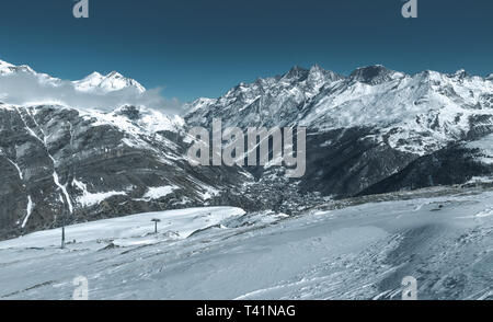 Vue aérienne sur la vallée de Zermatt dans la saison d'hiver Banque D'Images