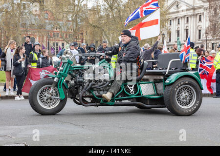 Westminster, Londres, Royaume-Uni ; 12 avril 2019 ; homme Biker participant à l'opération Rolling Thunder protester à l'appui de soldat F Banque D'Images