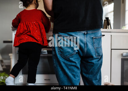 Père et fille baking cookies ensemble Banque D'Images