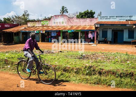 Près de Kisumu, Kenya - 8 mars, 2019 -un homme sur une bicyclette dans la campagne bretonne Banque D'Images