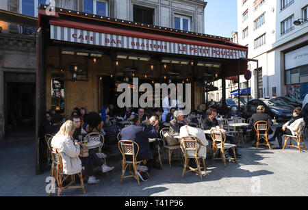 Le café traditionnel français Petit Poucet situé à Clichy, dans 17 arrondissement de Paris, France. Banque D'Images