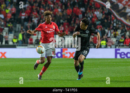 Le 11 avril 2019. Lisbonne, Portugal. Le milieu de terrain du Benfica du Portugal Gedson Fernandes (83) et l'Eintracht Francfort defender du Japon Makoto Hasebe (20) en action au cours de la partie de l'UEFA Europa League, quarts de finale, SL Benfica vs Eintracht Frankfurt © Alexandre de Sousa/Alamy Live News Banque D'Images