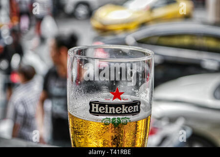 Cette photo montre un verre de bière avec jaune d'or de la bière en elle et vous pouvez voir comment les perles de l'eau descendre la vitre Banque D'Images