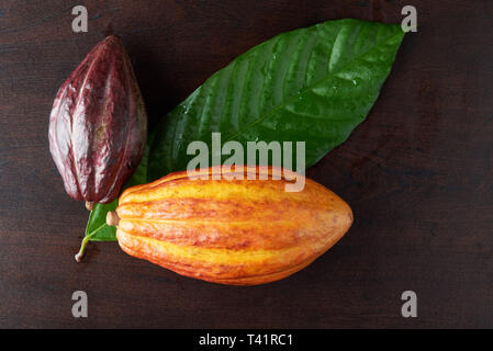 Le chocolat les fruits sur la table en bois sombre vue de dessus Banque D'Images