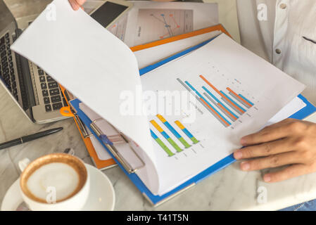 Close up of young businessman photo document financier contrôle Banque D'Images