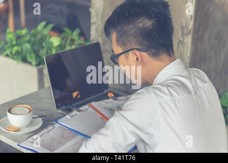 Asian businessman en chemise blanche document lecture Banque D'Images