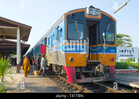 PHETCHABURI, THAILAND - Décembre 13, 2018 : porte d'un train de voyageurs sur la gare de Tanjong Pagar Banque D'Images