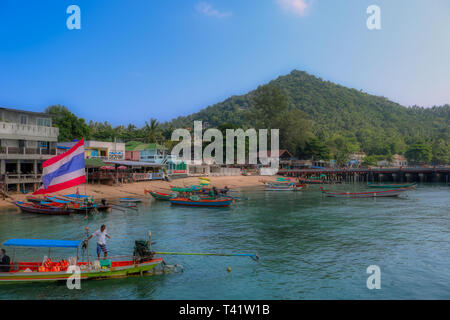 Cette photo montre les bateaux de pêche à la ville portuaire de l'île thaïlandaise de Koh Tao. dans l'arrière-plan Vous pouvez aussi voir la colline boisée Banque D'Images