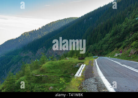 Transfagarasan road au lever du soleil. voyage destination populaire de Roumanie. été magnifique paysage de montagnes. route qui serpente à travers des gorges avec Banque D'Images