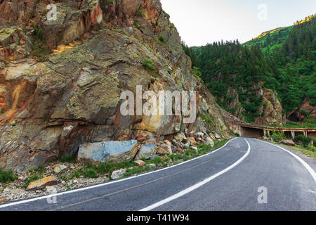 Transfagarasan road au lever du soleil. voyage destination populaire de Roumanie. été magnifique paysage de montagnes. route qui serpente à travers la pente avec gorge Banque D'Images