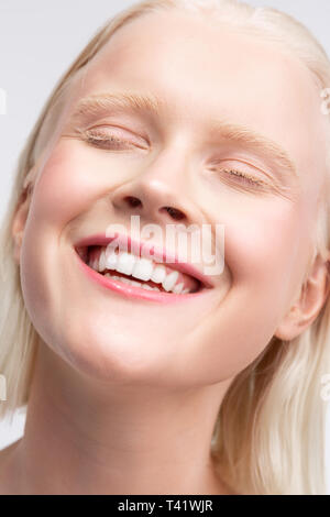 Cheerful woman. Cheerful blonde-haired femme attrayante avec des sourcils blancs tout sourire Banque D'Images