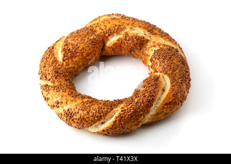 Simit, largement connu comme le turc bagel, sur un fond blanc Banque D'Images