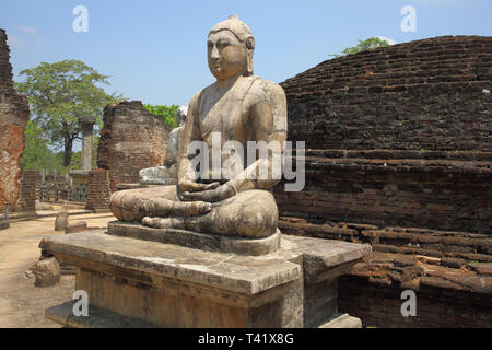 Statues de Bouddha dans le vatadage dans le polonnarawa site archéologique dans le triangle culturel du Sri Lanka Banque D'Images